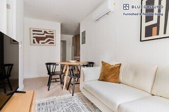 246 E 53rd St in New York, NY - Foto de edificio - Building Photo