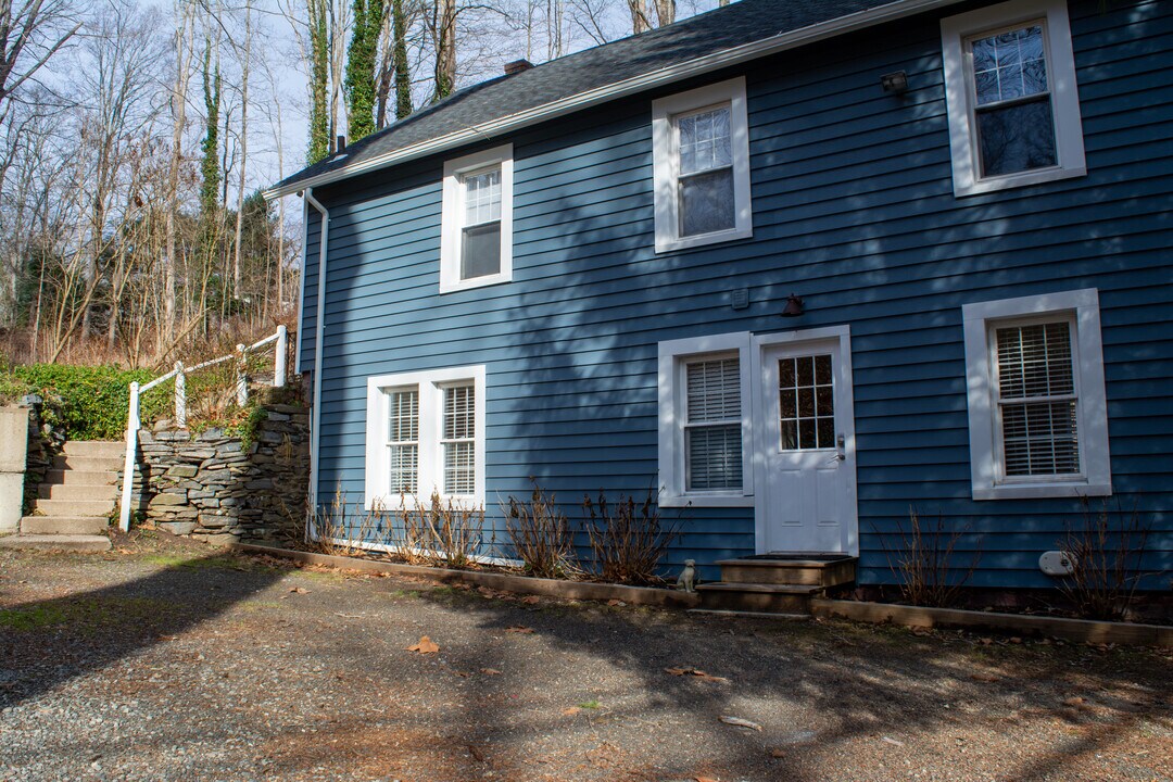 6 W Main St in Chester, CT - Building Photo