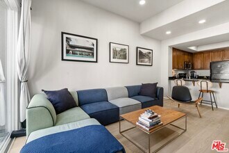 4060 Glencoe Ave, Unit 320 in Marina Del Rey, CA - Foto de edificio - Building Photo