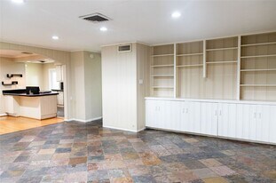 5564 Aspen St in Bellaire, TX - Building Photo