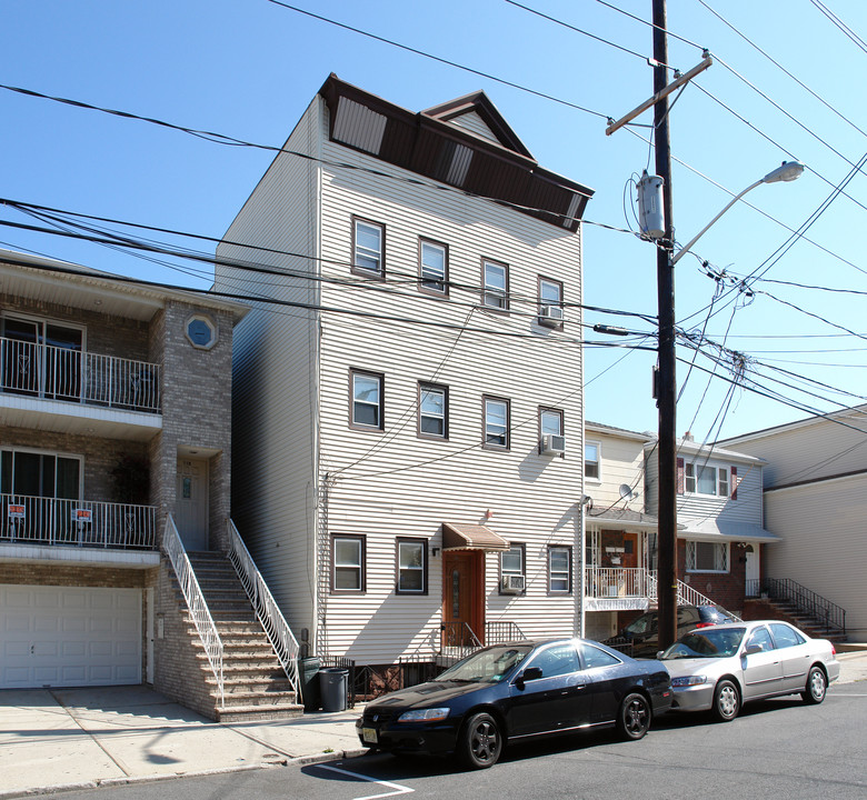 116-118 70th St in Guttenberg, NJ - Building Photo