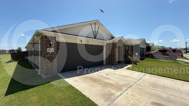 2012 Canterbury Dr in Seagoville, TX - Building Photo - Building Photo