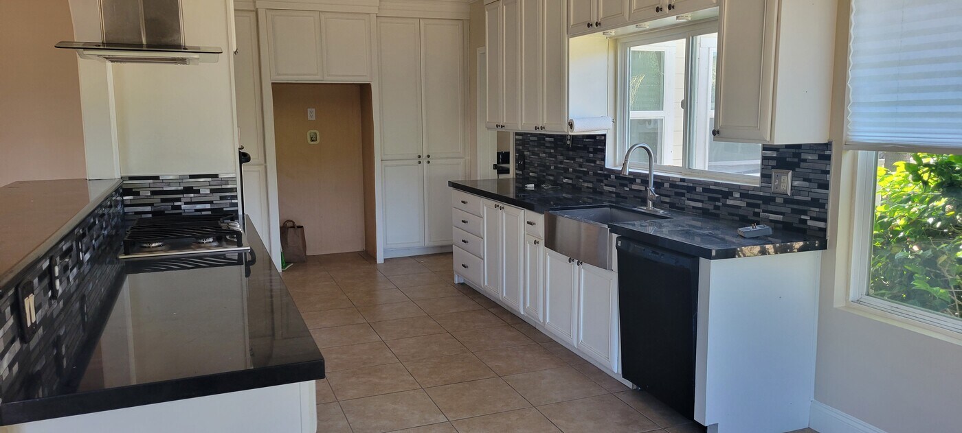 2438 Gum Tree Ln in Fallbrook, CA - Building Photo