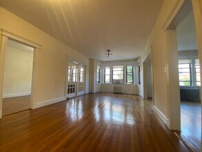 223 Saint Paul St, Unit 2 in Brookline, MA - Foto de edificio - Building Photo