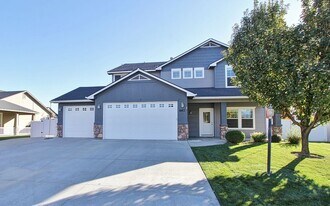 667 W Crescent St in Meridian, ID - Building Photo