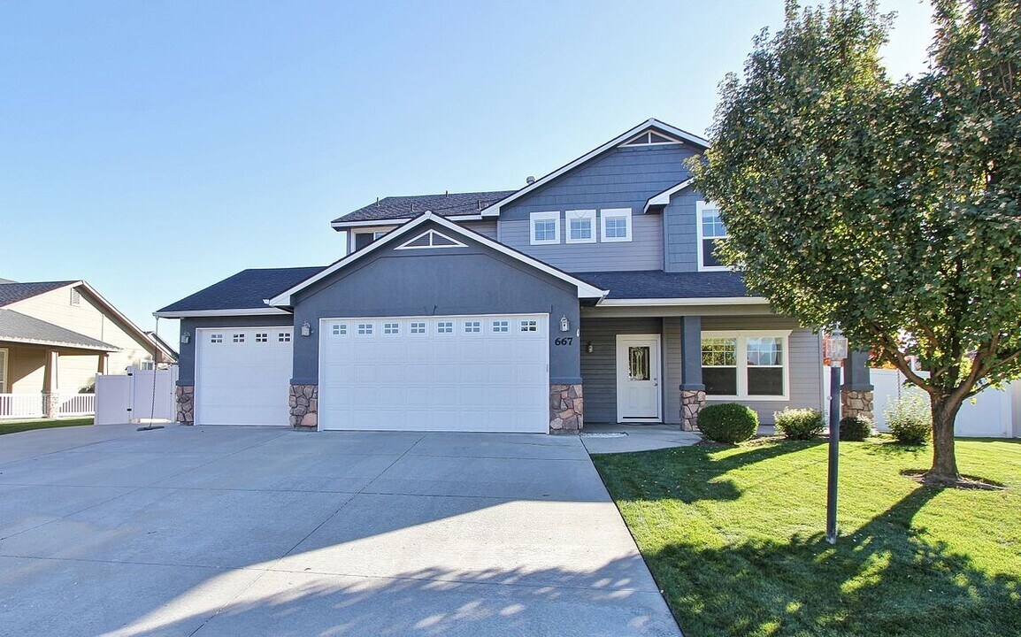 667 W Crescent St in Meridian, ID - Building Photo