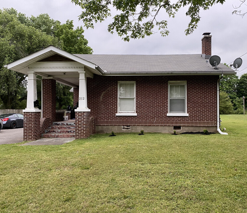 212 W End Ave in Dickson, TN - Building Photo