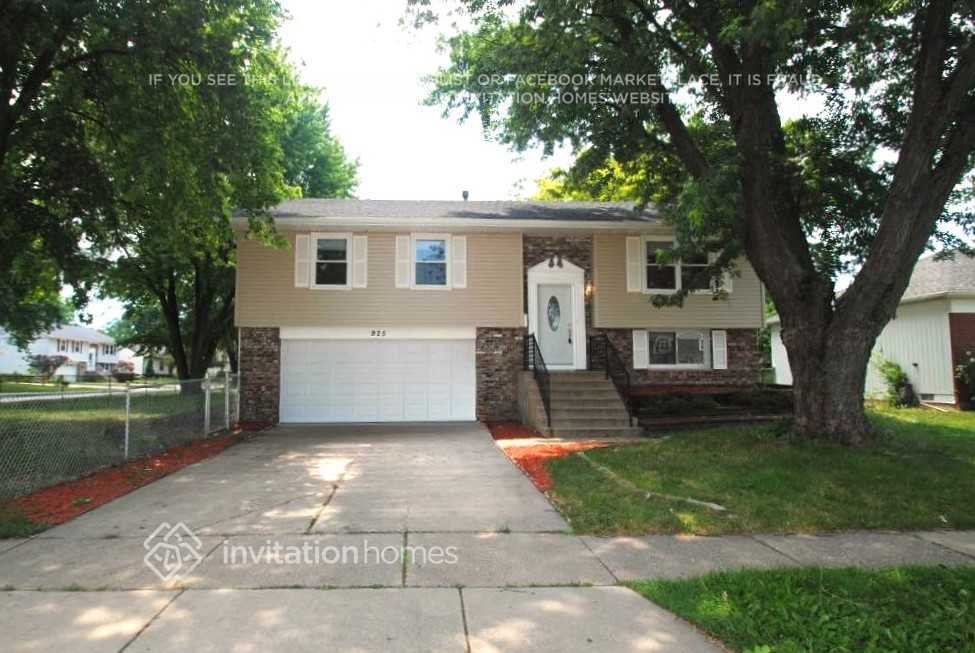 925 Miller Ave in Streamwood, IL - Building Photo