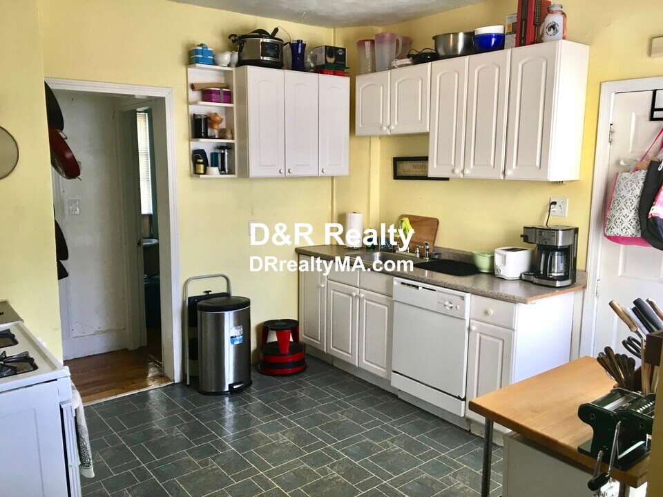 27 Medford St in Medford, MA - Building Photo