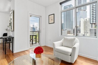 54 Rainey St in Austin, TX - Foto de edificio - Building Photo