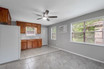 700 Gray St in Huntsville, TX - Building Photo - Building Photo