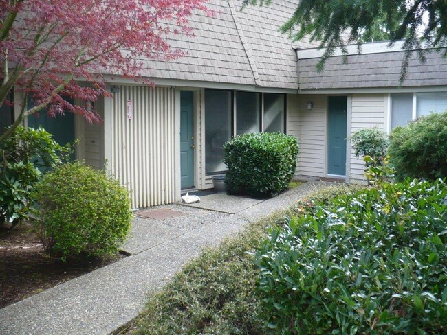 14309 NE 7th Pl in Bellevue, WA - Building Photo - Building Photo