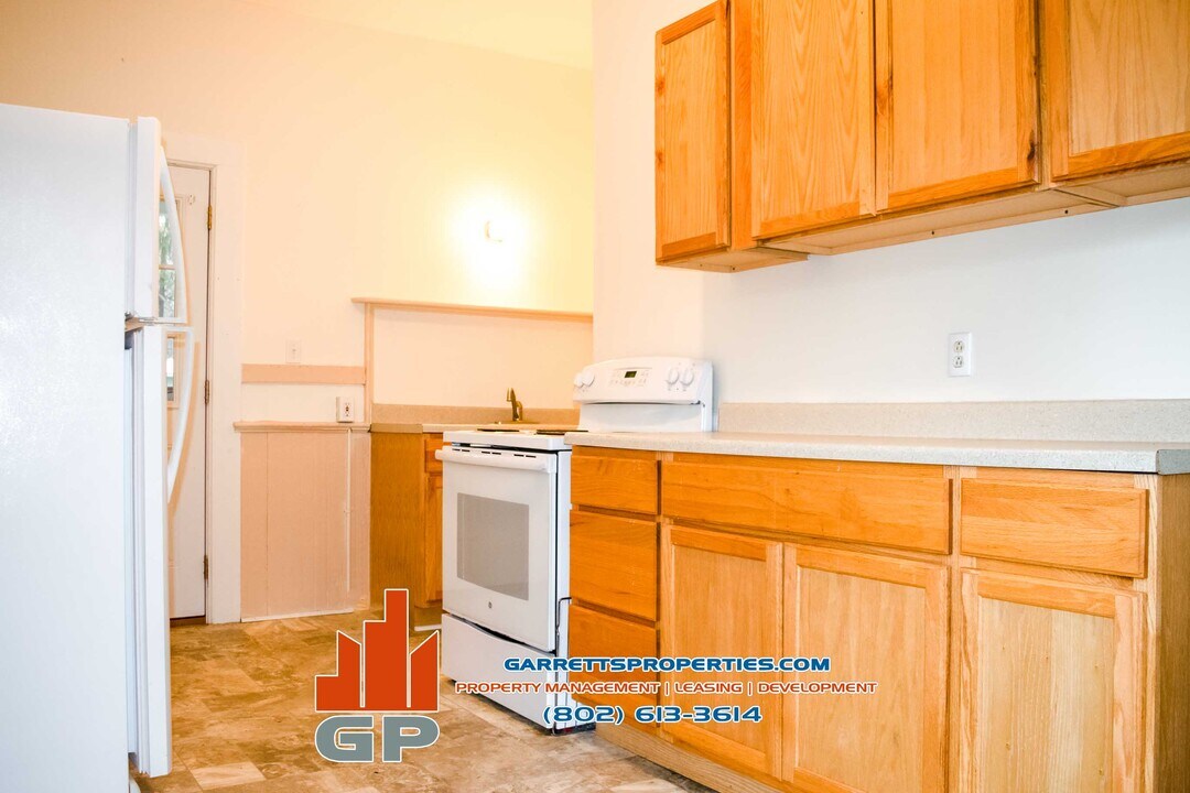 64 N Pleasant St, Unit 3 in Middlebury, VT - Building Photo