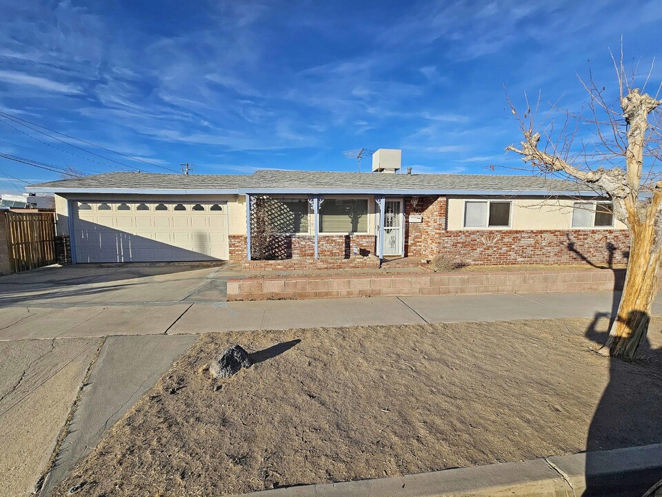 420 W Jean Ave in Ridgecrest, CA - Foto de edificio