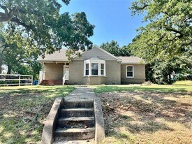 701 W Sycamore St in Denton, TX - Building Photo