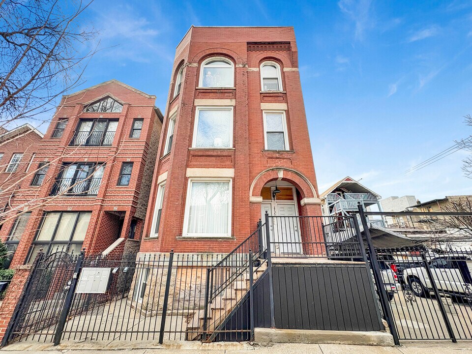 2735 W Potomac Ave in Chicago, IL - Building Photo