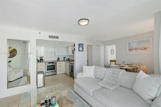 2457 Collins Ave, Unit 1402 in Miami Beach, FL - Building Photo - Building Photo