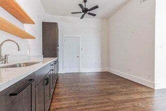 110 E Market St, Unit B in Lockhart, TX - Building Photo - Building Photo