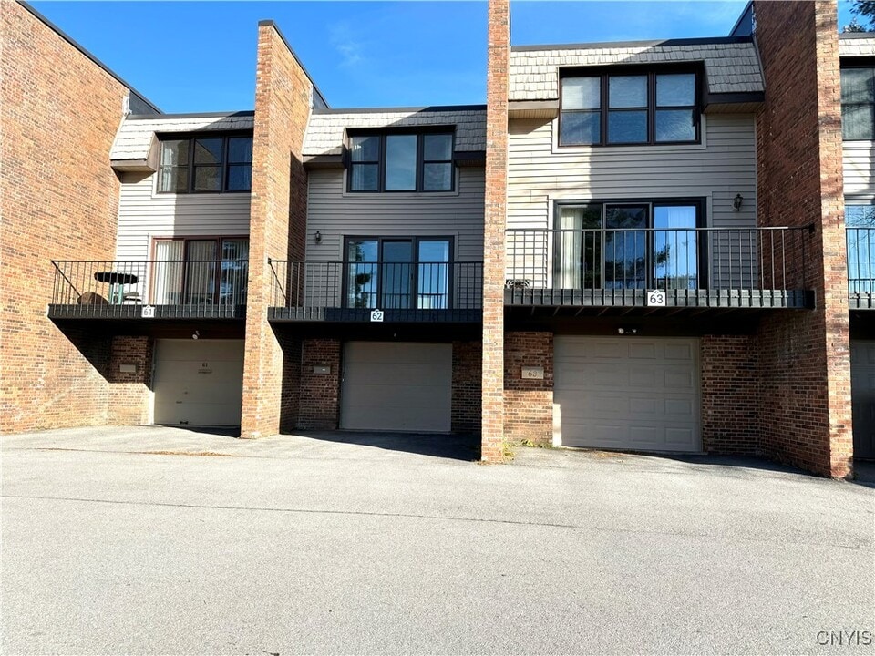 62 Chestnut Rd in New Hartford, NY - Building Photo