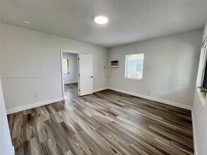 962 NW 6th St in Miami, FL - Foto de edificio - Building Photo
