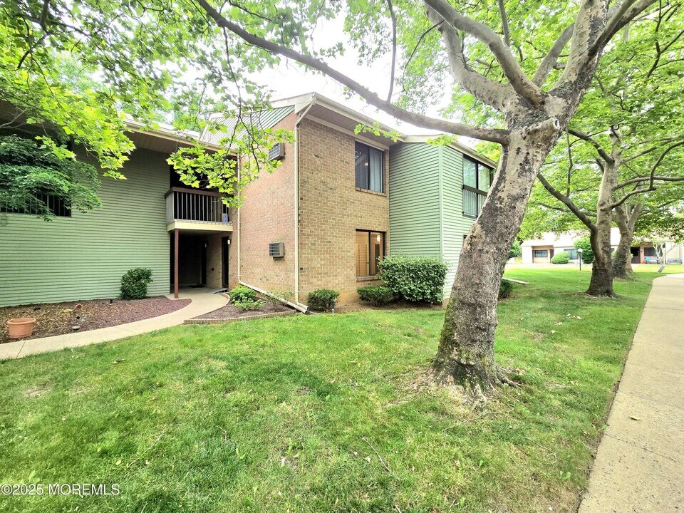 218 Medford Ct in Manalapan, NJ - Building Photo