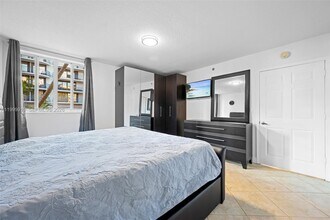 8888 Collins Ave in Surfside, FL - Foto de edificio - Building Photo