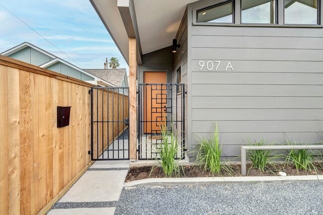 907 Kern St, Unit A in Houston, TX - Building Photo - Building Photo