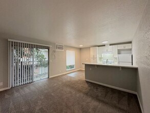 Lincoln Crest Apartments in Stockton, CA - Building Photo - Interior Photo