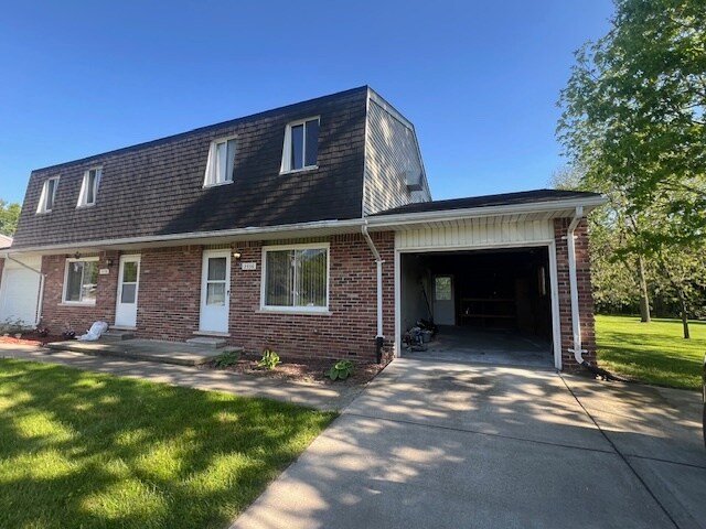 2336 Peppermill Rd in Lapeer, MI - Foto de edificio