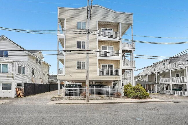 7 F St in Hampton, NH - Foto de edificio - Building Photo