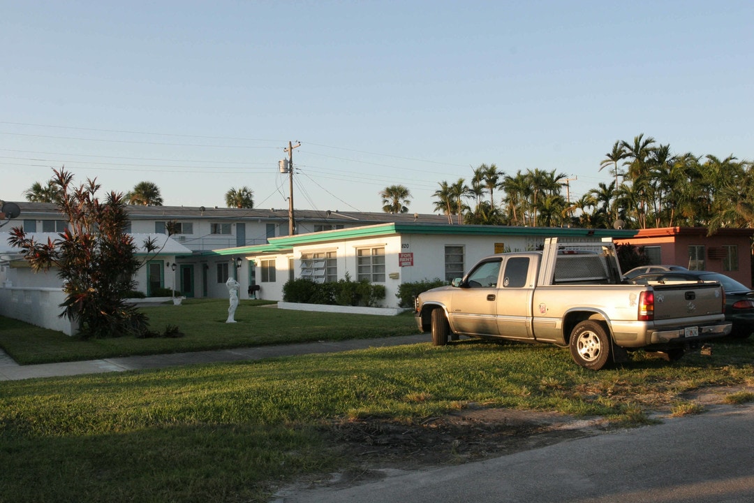 820 NE 10th St in Hallandale Beach, FL - Building Photo