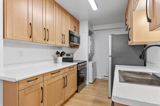 1933 S 124th St, Unit 1931 in New Berlin, WI - Foto de edificio - Building Photo