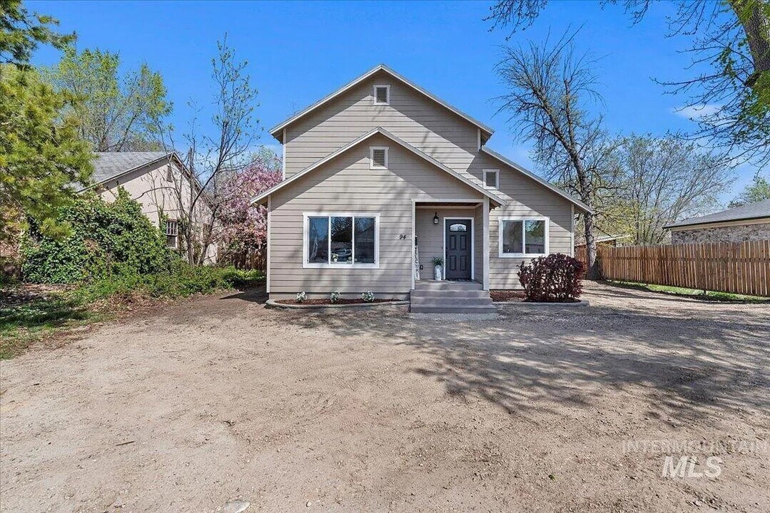 94 N Yale St in Nampa, ID - Building Photo