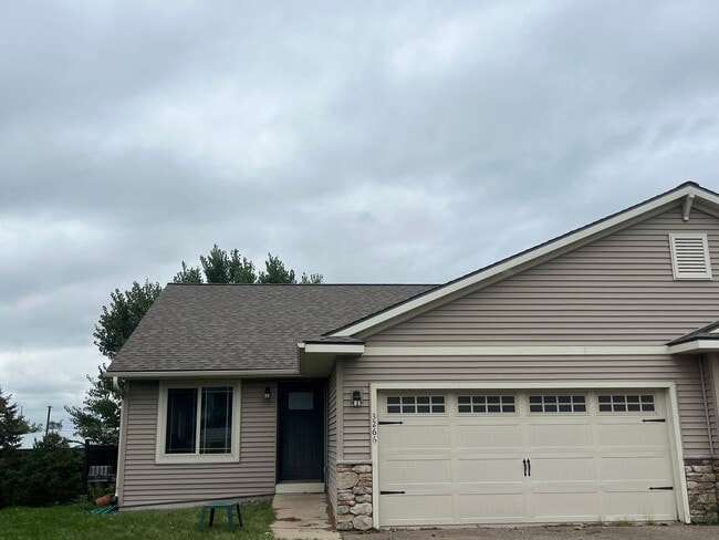 3266 White Oak Ln in Eau Claire, WI - Building Photo - Building Photo
