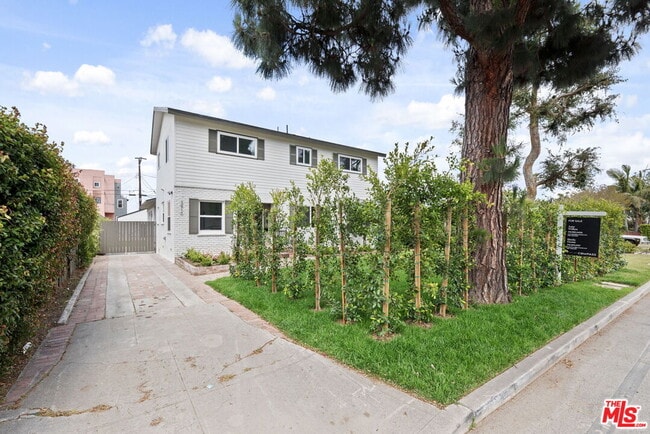 3908 Bentley Ave in Culver City, CA - Building Photo - Building Photo