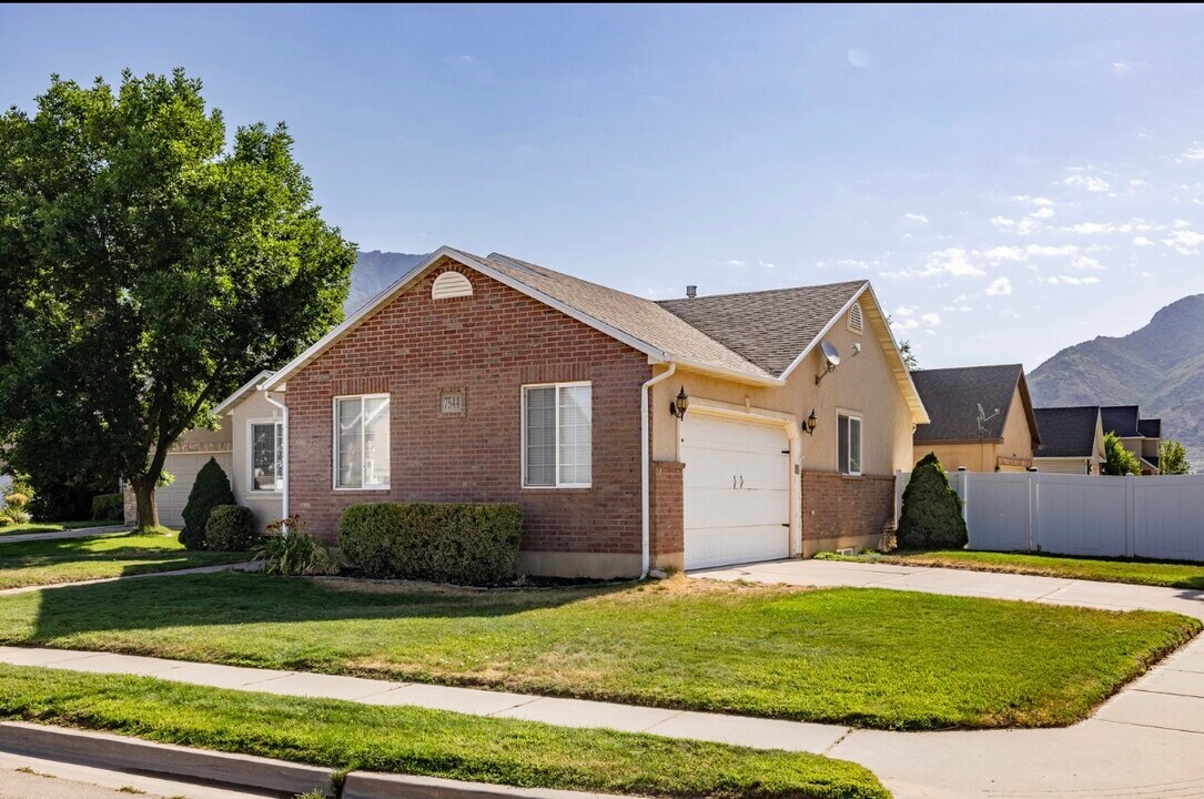 7544 S 2020 E in South Weber, UT - Building Photo