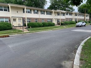 Dora Court in Maple Shade, NJ - Foto de edificio - Building Photo