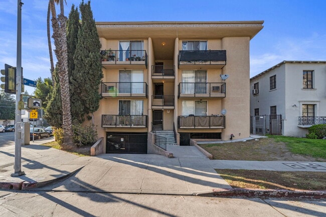 5555 W 8th St, Unit 207 in Los Angeles, CA - Building Photo - Building Photo