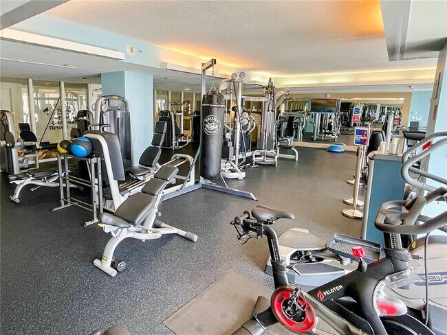 3101 Bayshore Dr, Unit 1003 in Fort Lauderdale, FL - Foto de edificio - Building Photo