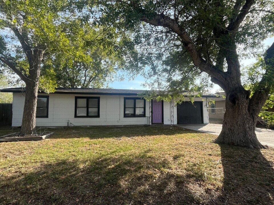 10833 Mayfield Dr in Corpus Christi, TX - Building Photo