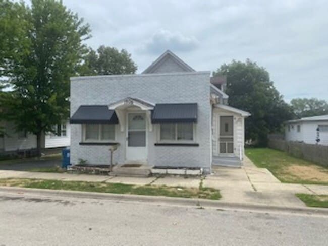 property at 1906 N Hickory St