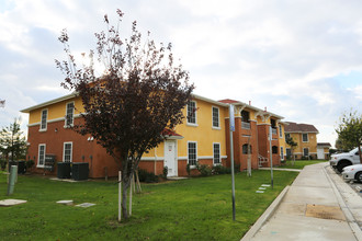 Nina Place Apartments in Bakersfield, CA - Building Photo - Building Photo