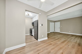 Mariemont Woods in Cincinnati, OH - Foto de edificio - Building Photo