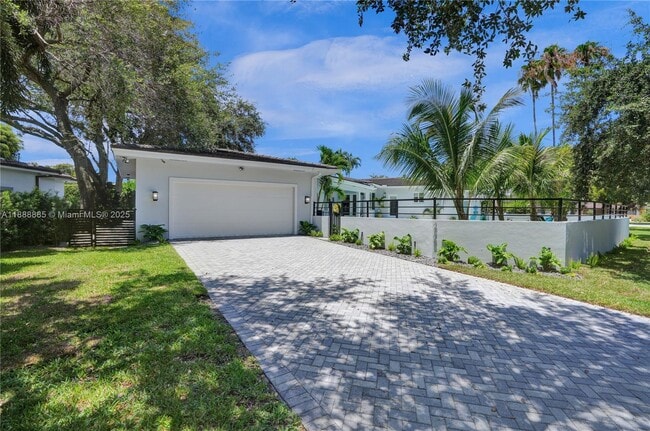 4705 Granada Blvd in Coral Gables, FL - Foto de edificio - Building Photo