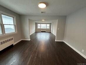 7 Linwood Rd N in Port Washington, NY - Building Photo - Building Photo