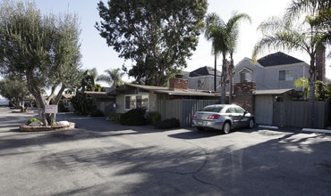 336 E 20th St in Costa Mesa, CA - Foto de edificio - Building Photo