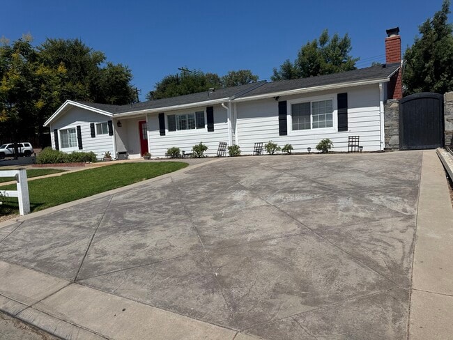 property at 1121 Calle Tulipan