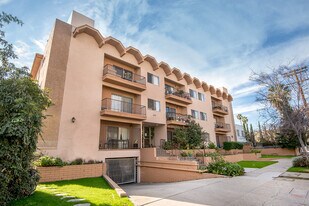 5068 Franklin Ave in Los Angeles, CA - Building Photo