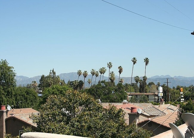 5242 Vesper Ave in Sherman Oaks, CA - Foto de edificio - Building Photo