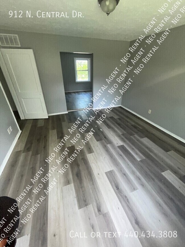 912 N Central Dr in Lorain, OH - Building Photo - Building Photo